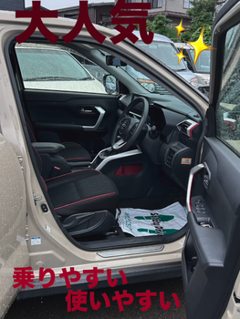 ダイハツ ロッキーの運転席内装、赤いステッチがアクセントのスポーティなデザイン