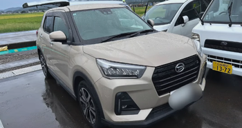 ダイハツ ロッキーの斜め前方からの外観写真、コンパクトSUVのスタイリッシュなデザイン