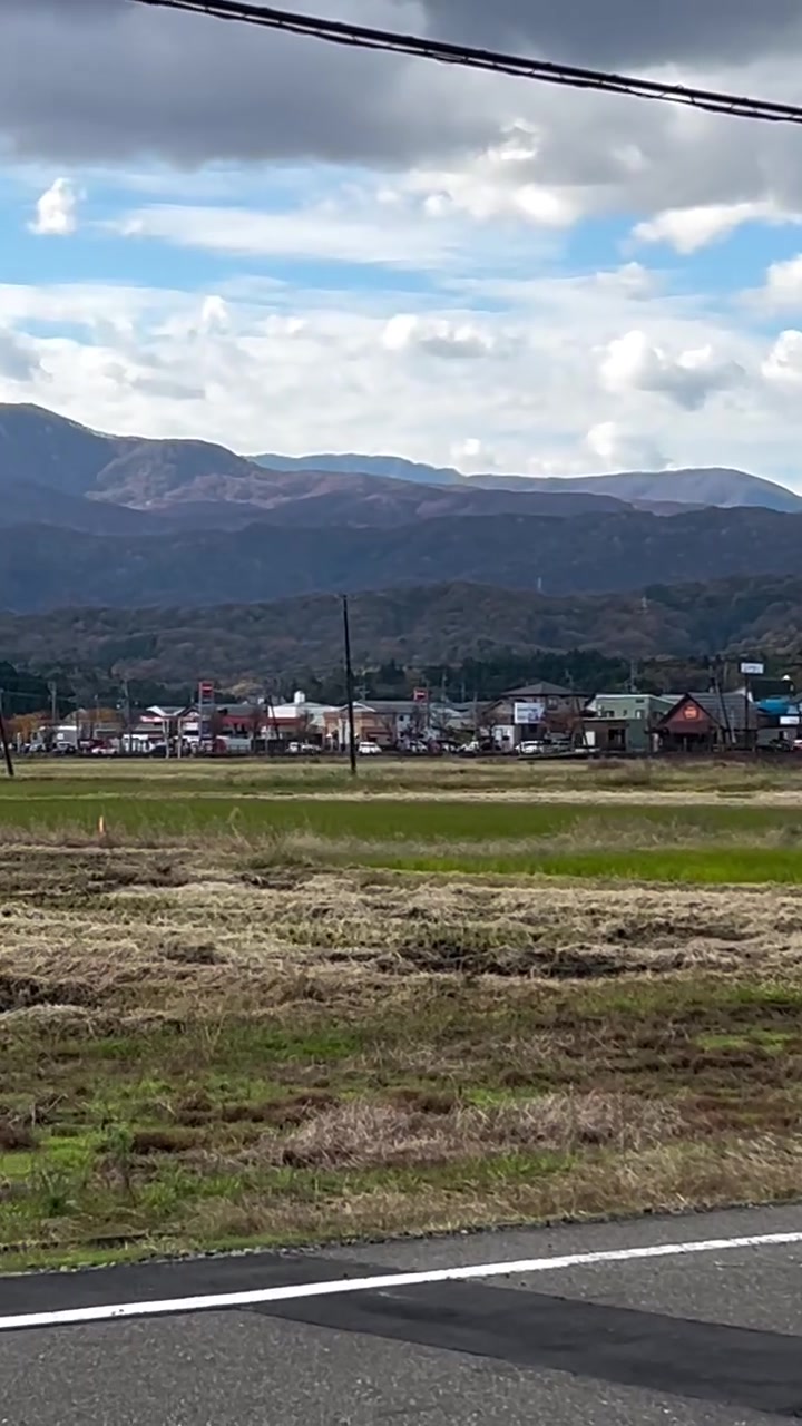 上越市の田んぼと遠くに見える山々、冬が近づく晩秋の風景