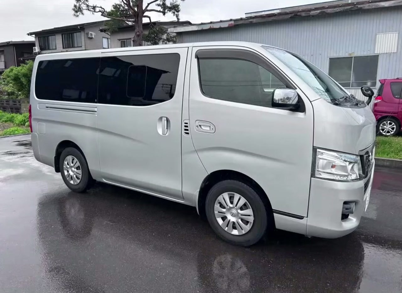 日産NV350バンのサイド外観と広いボディサイズ