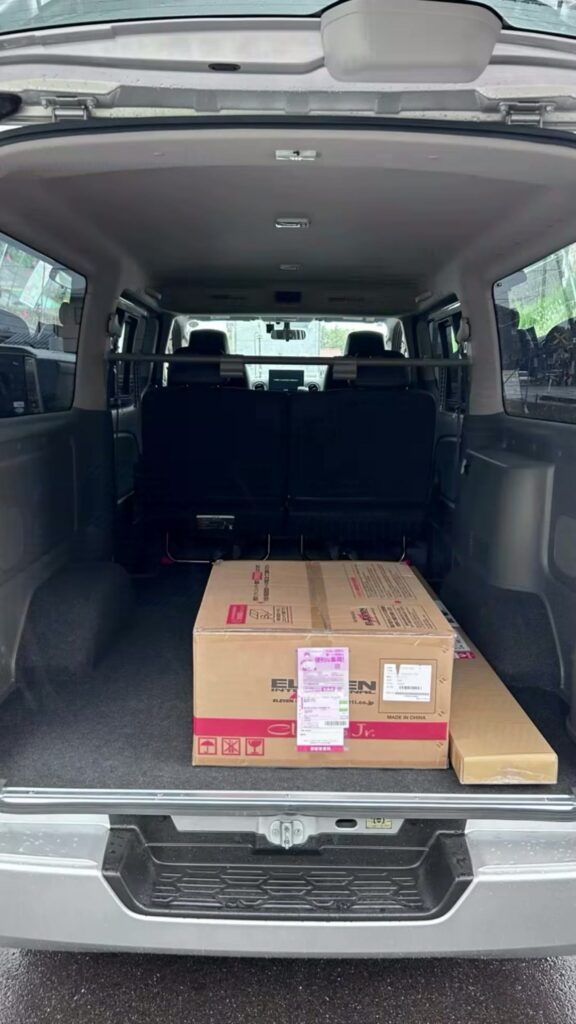 日産NV350バンの広い荷室と荷物を積んだ様子