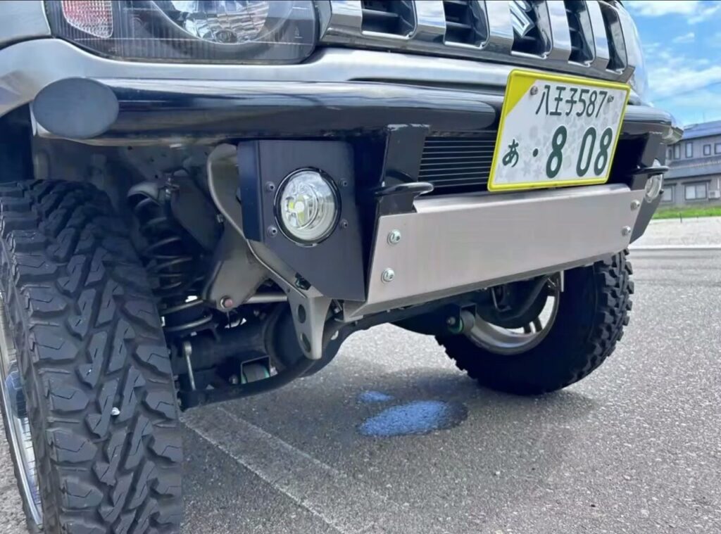スズキ ジムニーのカスタムされたフロントバンパーと車体下部