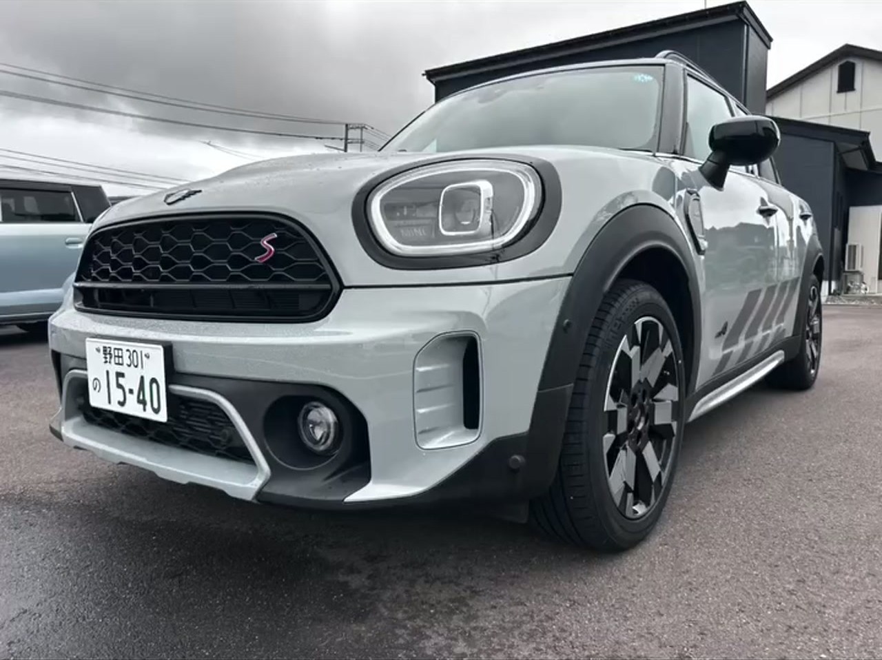 専用ストライプと2トーンホイールを備えたMINIクロスオーバー