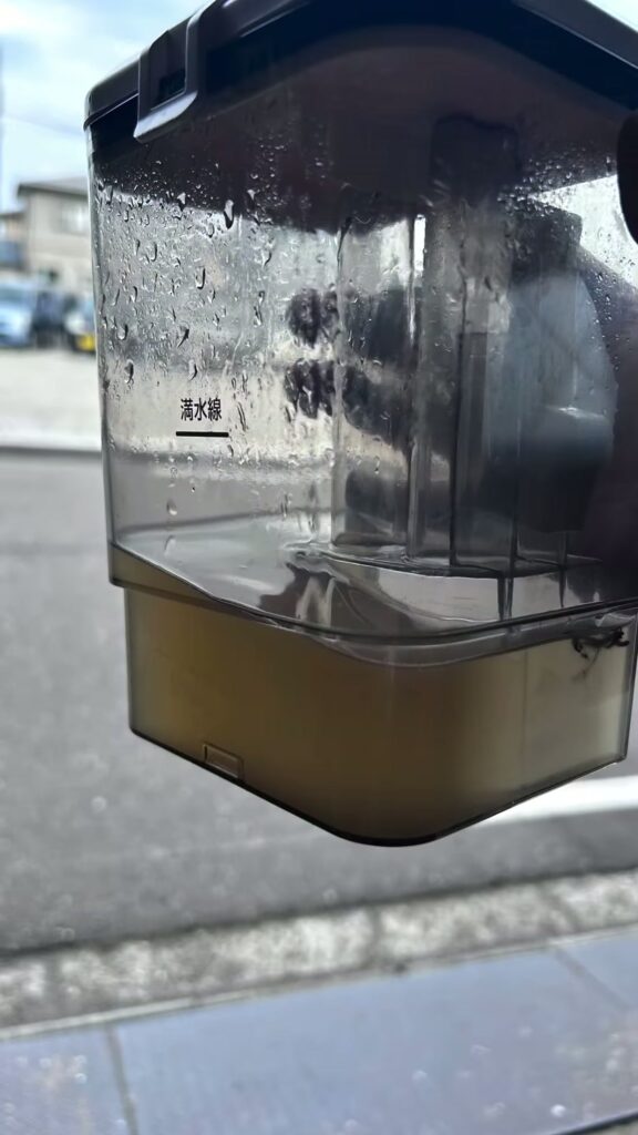 洗浄後に汚れが出たリンサーの排水タンク