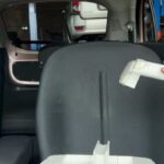 リンサーで車のシートを洗浄している様子