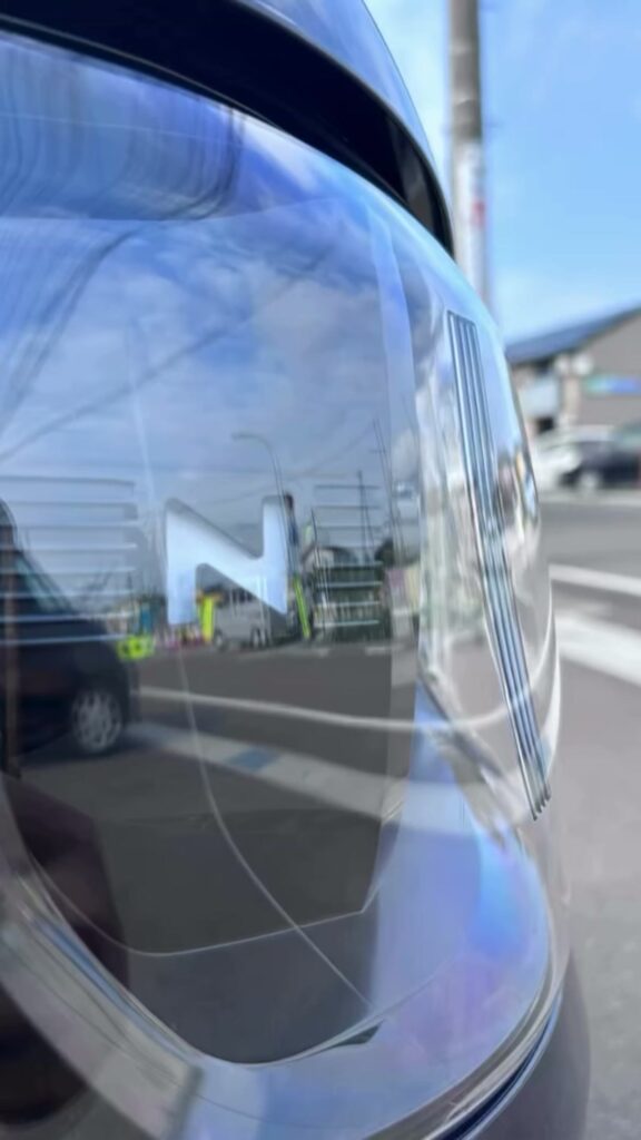 ホンダN-BOXのフロントに映り込む「N」のデザイン