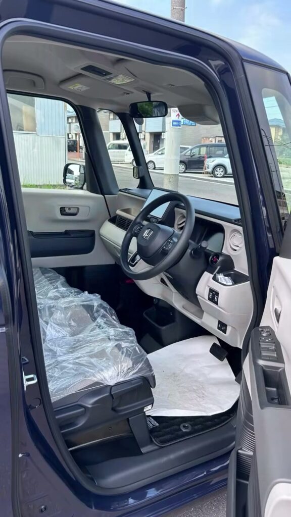 ホンダN-BOXの運転席まわりの内装