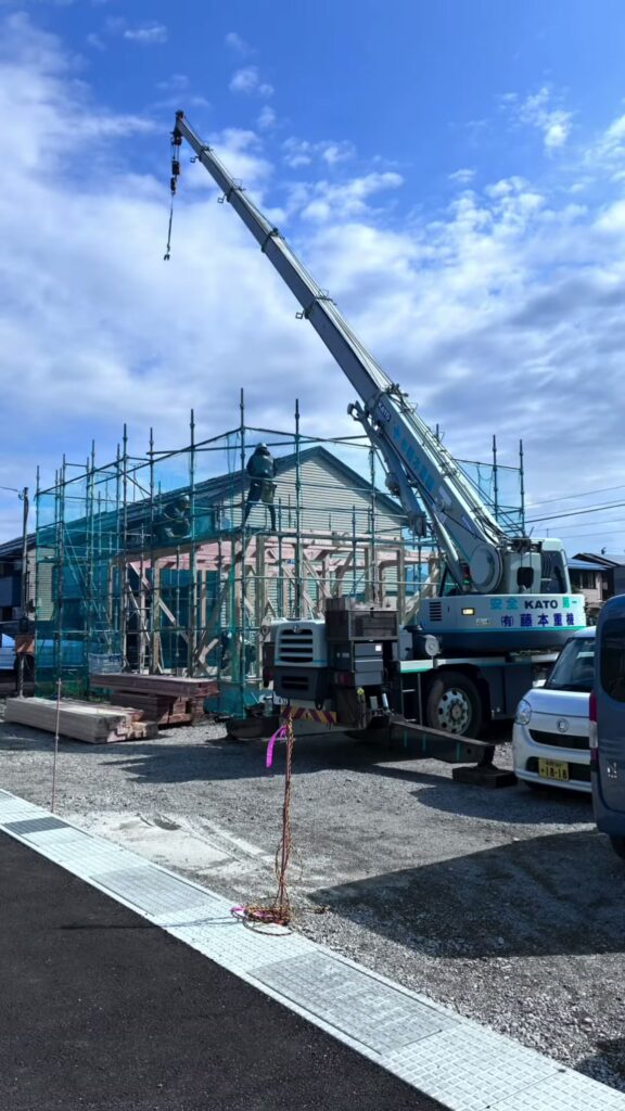 新店舗建設現場に掲げられた施工会社の現場幕(上越市)