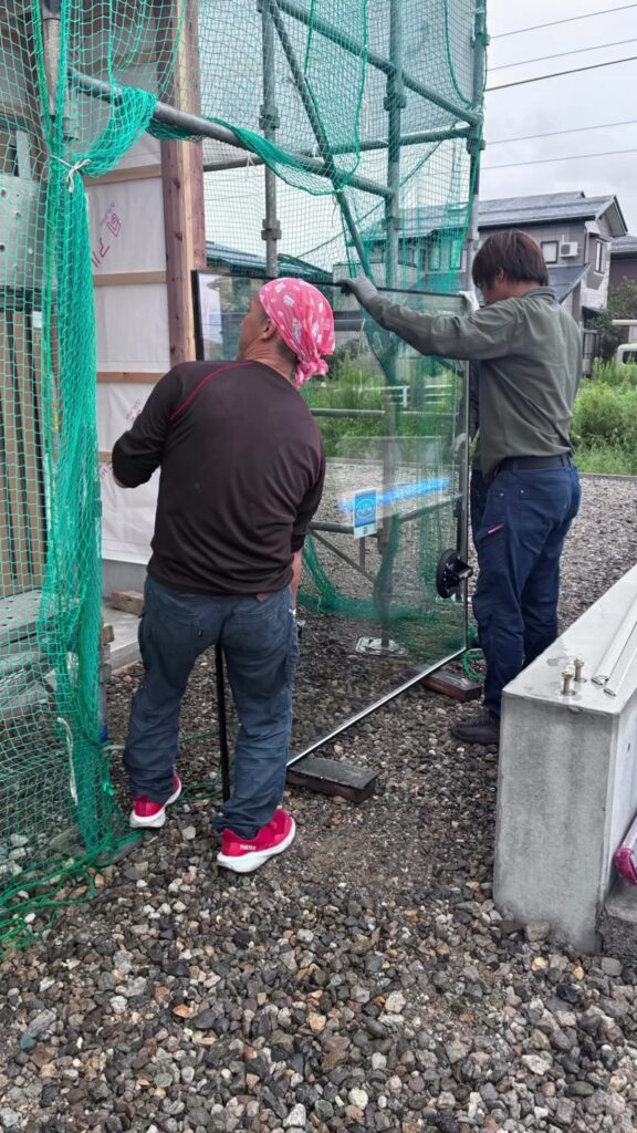大きなガラスを搬入する職人さん 上越市