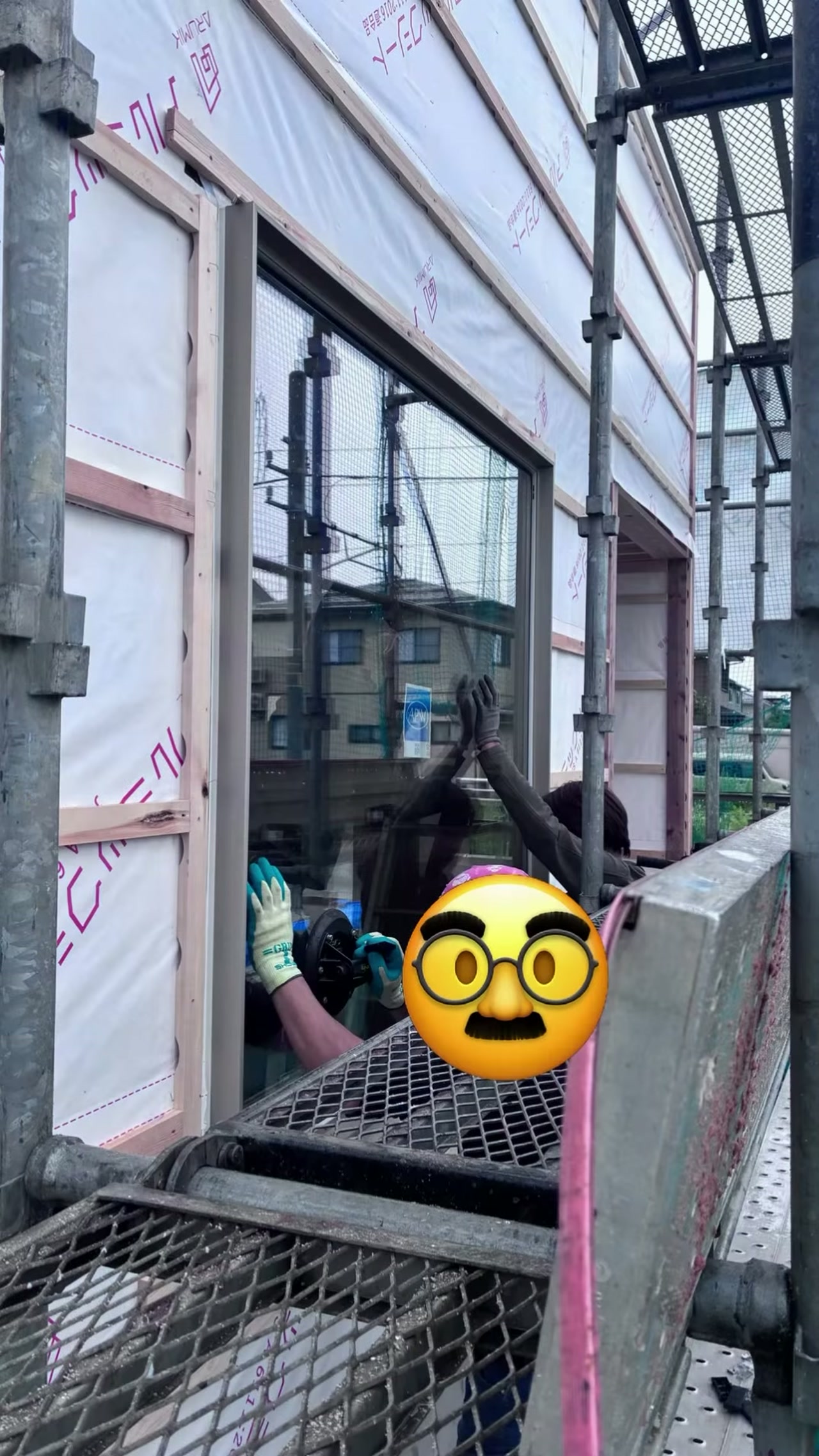 ほしのじどうしゃ新事務所の入り口横に入った大きなガラス