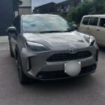 トヨタ新型ヤリスクロスのフロントビュー（グレー・上越市）