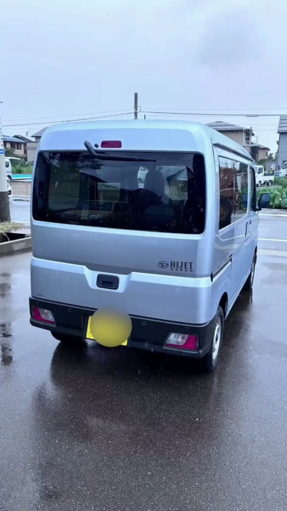 ハイゼットカーゴの後ろ姿とHIJET CARGOエンブレム