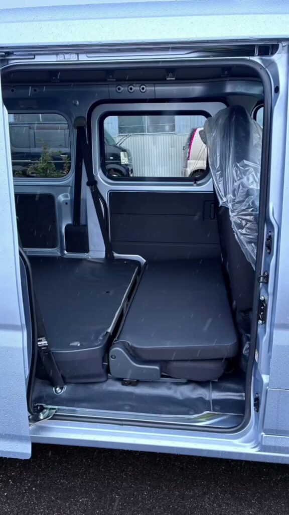 後部座席を倒して広がったハイゼットカーゴの荷室
