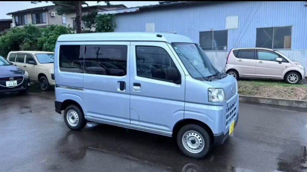 水色のハイゼットカーゴの側面外観
