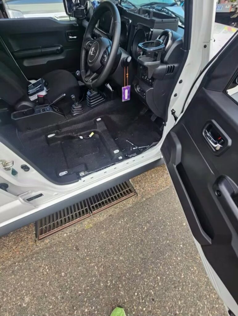 運転席シートを外した車内の床まわり
